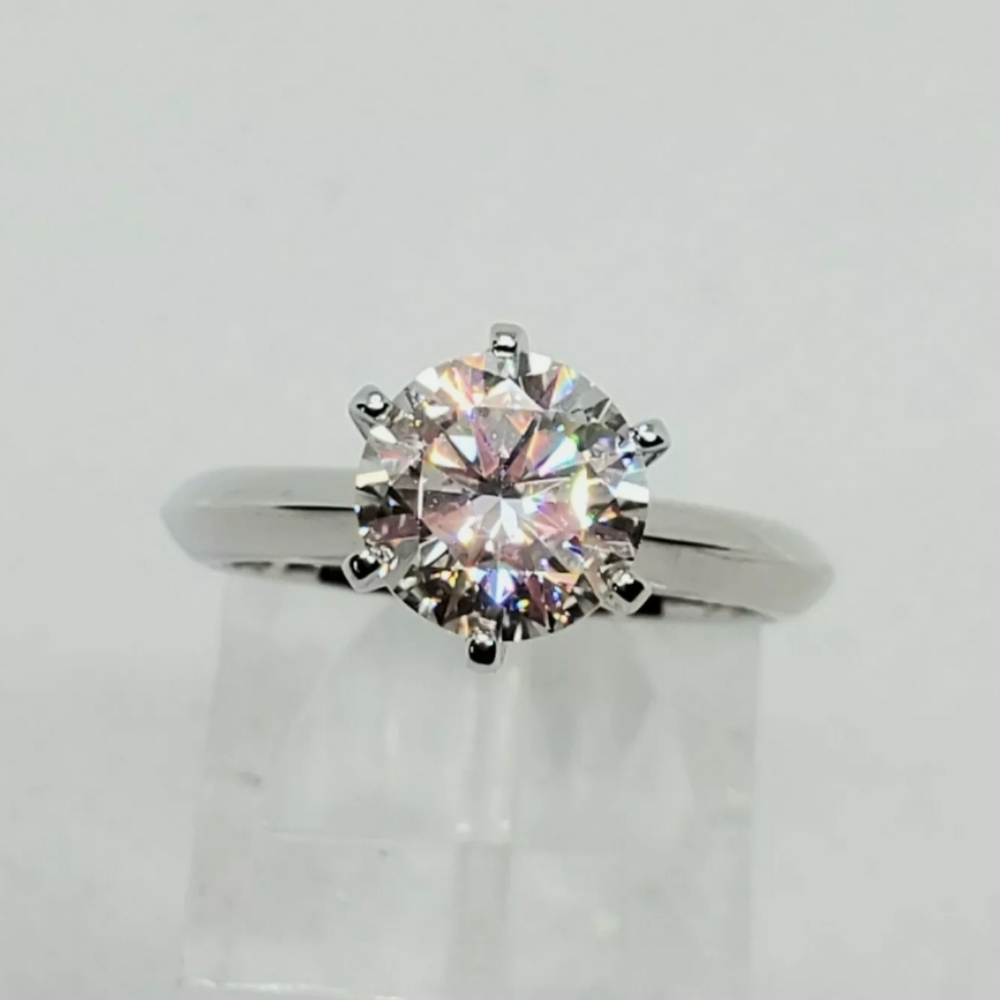 2 TCW GENIUNE  BRILLIANT WHITE MOISSANITE